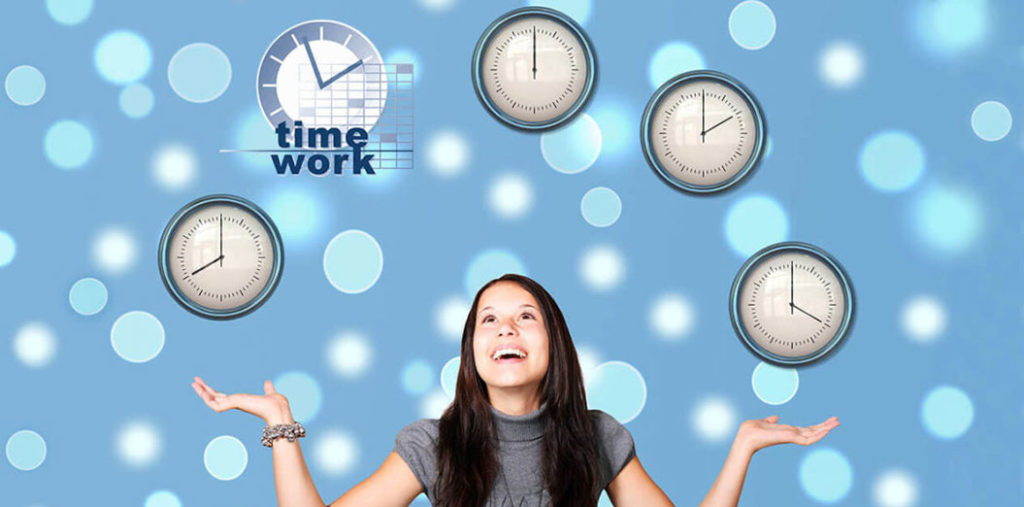 Zeiterfassung asut.timework: Frau mit mit schwebenden Uhren über Ihr