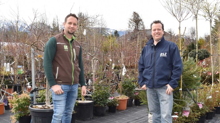 Harmonie im Garten: Hannes Klösch mit asut-Kundenbetreuer Robert Gröppel © asut