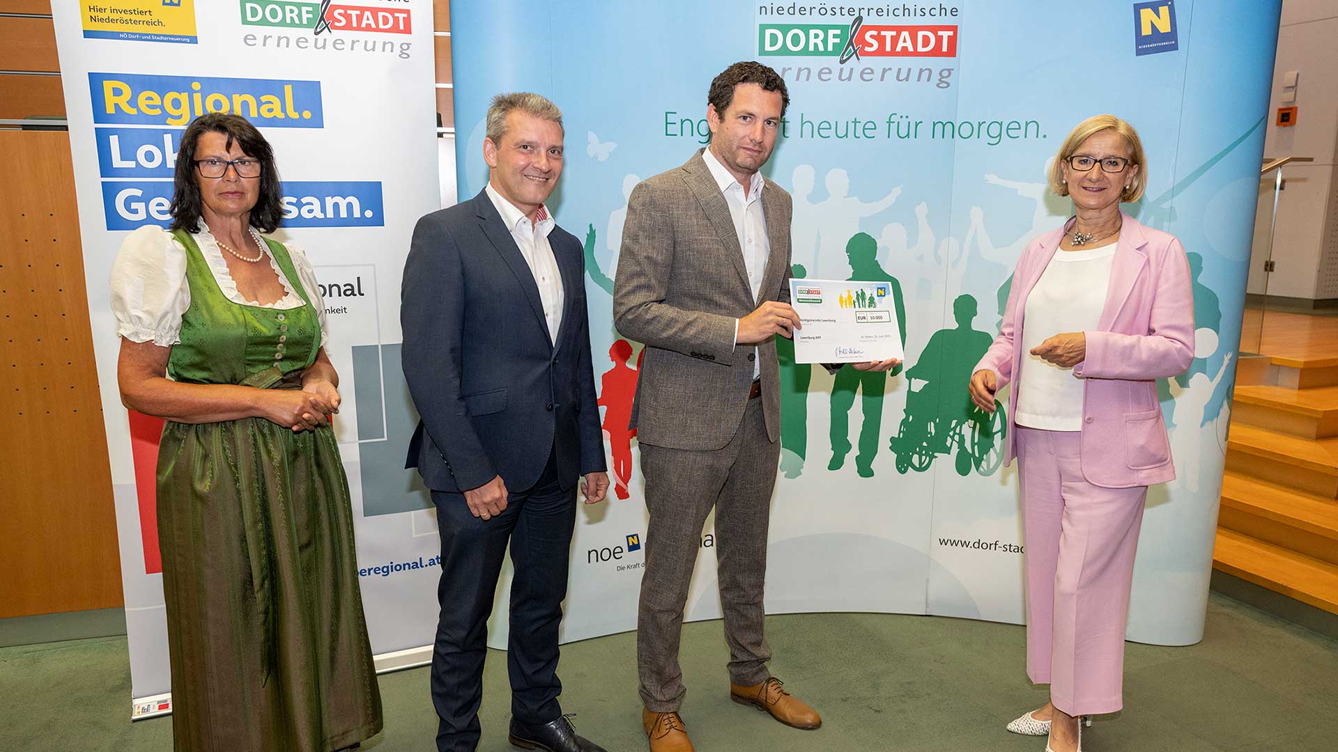 Preisverleihung in St. Pölten: Obfrau der Dorf- und Stadterneuerung Maria Forstner, Gemeinderat Peter Koizar, Bürgermeister David Berl, Landeshauptfrau Johanna Mikl-Leitner