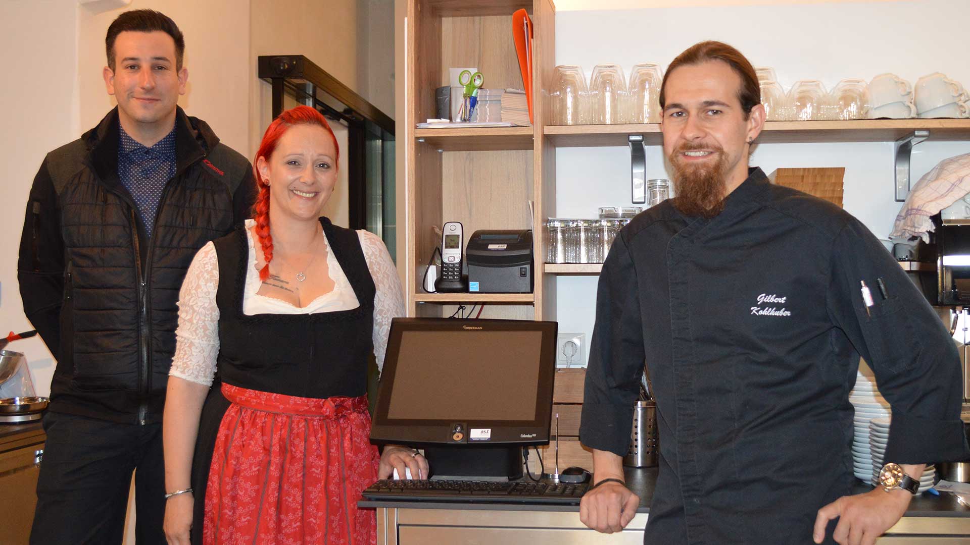 asut-Kundenbetreuer Hannes Gigler, mit Carmen Hofer und Gilbert Kohlhuber vom Gasthof Alte Post in Gmünd © asut