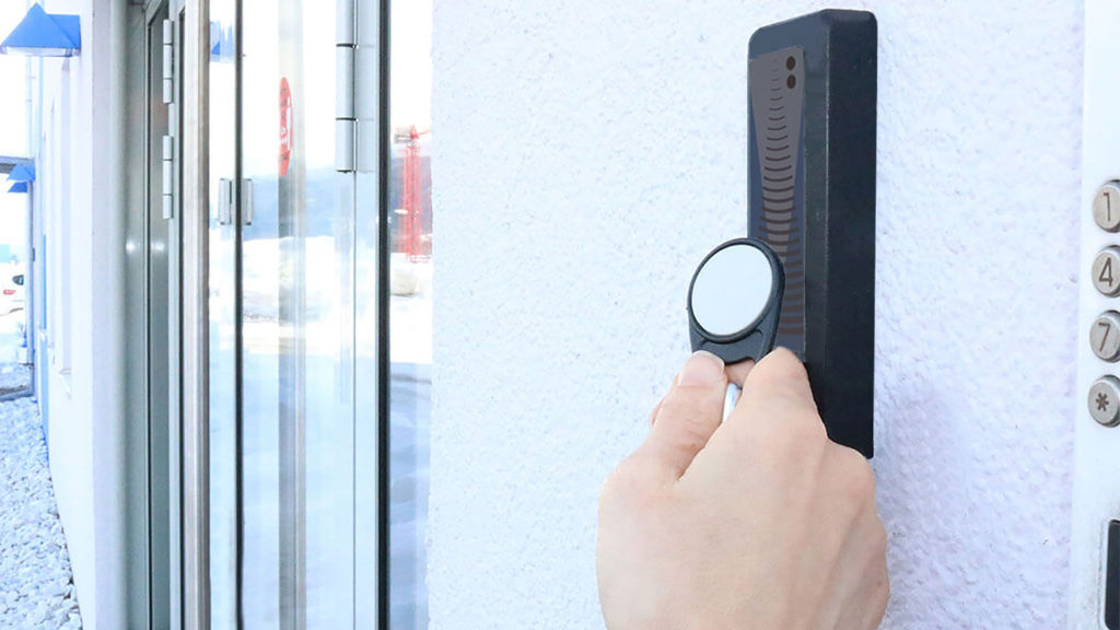 Türleser mit einem Schlüsselchip © asut