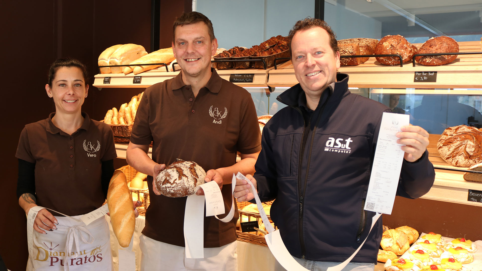 Die zwei Bäckermeister Veronique Kohlmaier und Andreas Berger mit asut-Kundenbetreuer Robert Gröppel © asut