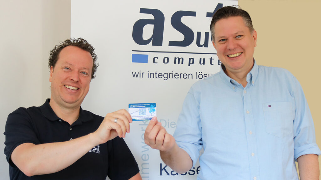 asut-Kundebetreuer Robert Gröppel und Oliver Kremmer mit der asut.Servicecard in der Hand