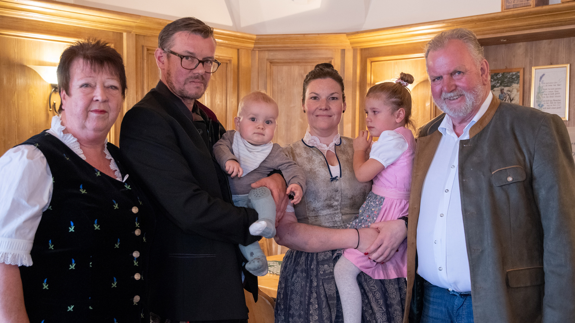 Familie Plattner : Gertraud Plattner, Markus und Elisabeth Plattner-Frühwirt mit ihren Kindern und Hans Plattner (v.li)