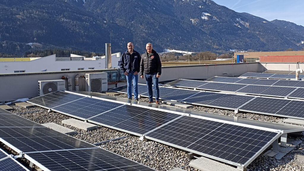 Technischer Leiter Hubert Oberluggauer und Geschäftsführer DI(FH) Michael Szirch bei der Photovoltaikanlage am Firmendach von asut computer