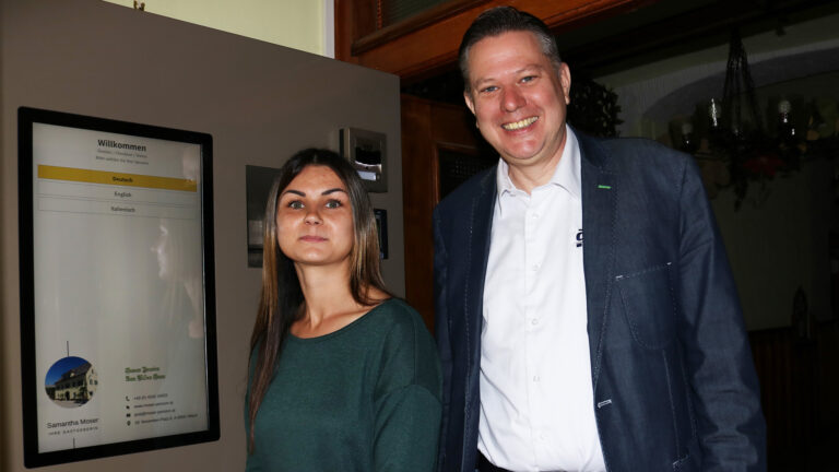 Mosers'Pension-Geschäftsführerin Samantha Moser mit asut-Kundenbetreuer Oliver Kremmer vor dem "Self-Check-InGo"