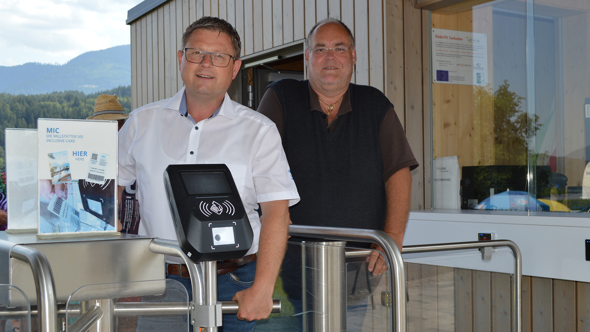 Geschäftsführer der Seeboden Touristik GmbH Hellmuth Koch (li) mit asut-Geschäftsführer Siegfried Arztmann am Eingang des Seebodner Strandbades