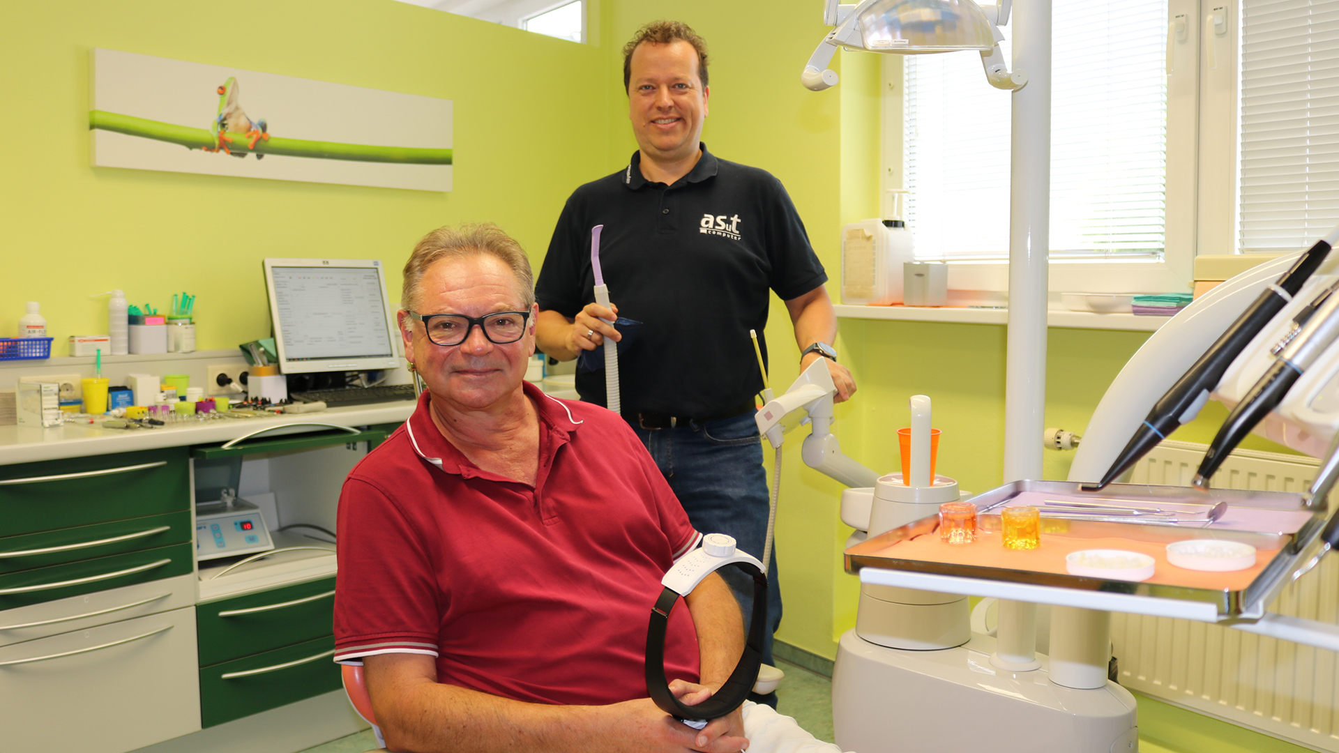 Zahnmediziner Dr. Arnold Greiner mit asut Kundenbetreuer Robert Gröppel in der Ordination