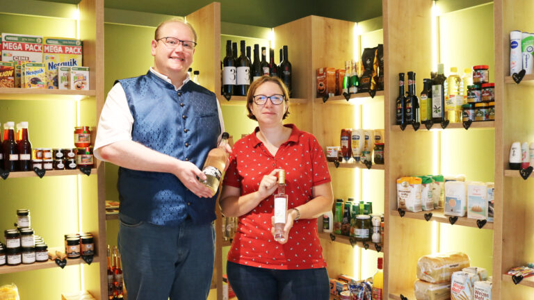 asut-Kundenbetreuer Peter Ranner und Gastgeberin Claudia Domenig im "Kuchlkastl"