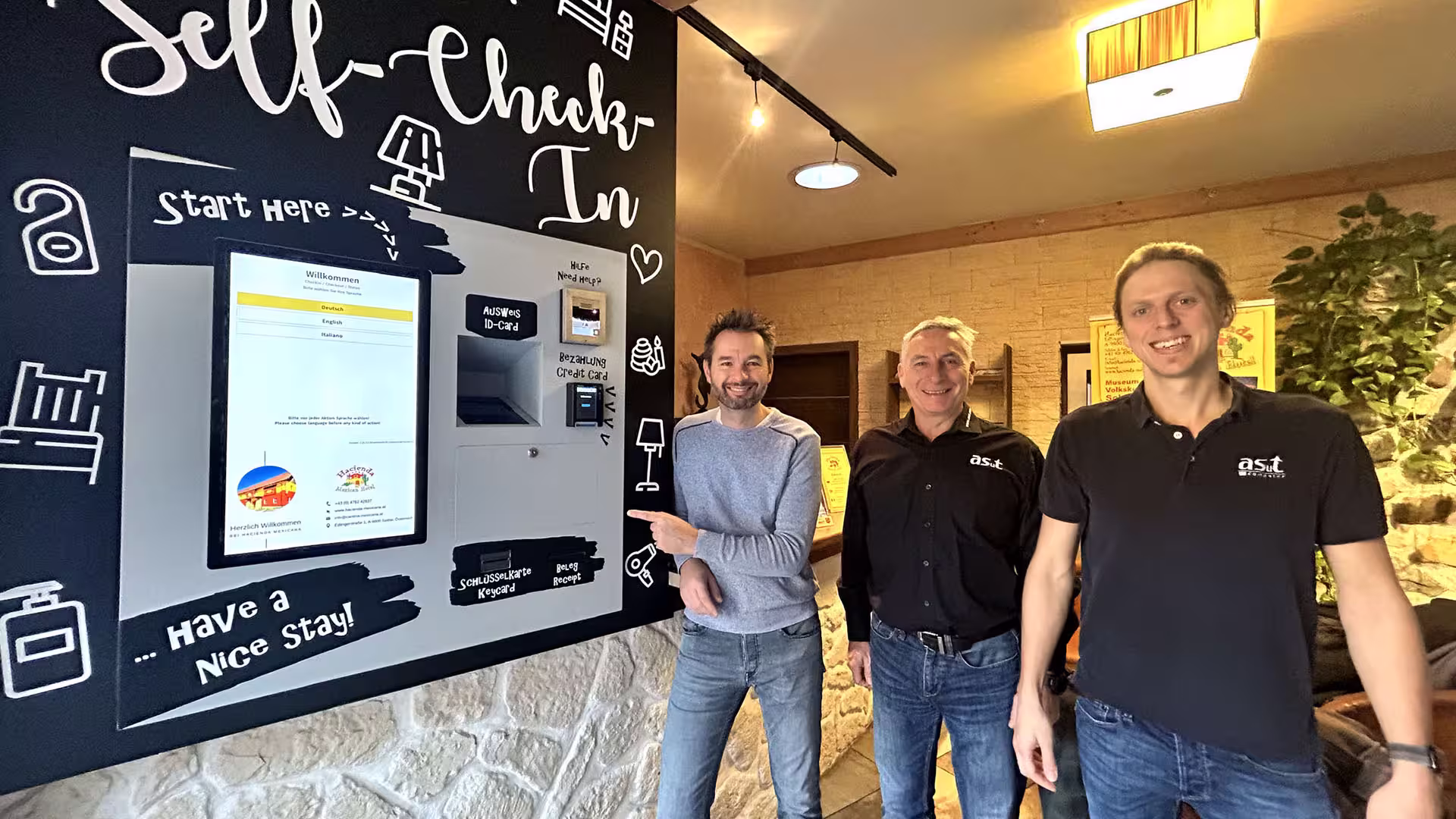 Der 24-Stunden-Rezeptionist von asut computer: Hotelier Daniel Ramsbacher, asut-Geschäftsführer Michael Szirch und asut-Hotelspezialist David Maier (v.li.) vor dem Self-Check-In-Automaten