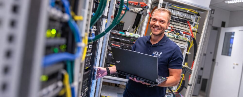IT- und Netzwerktechniker von as.t computer bei Arbeiten an Server- und Netzwerktechnik in Spittal