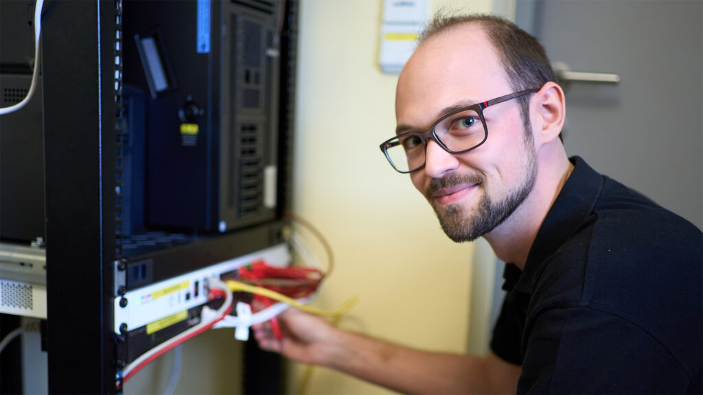 Mitarbeiter arbeitet an einem Server - IT-Lösungen