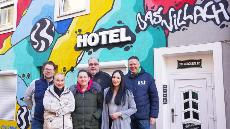 Das Good Luck Team sowie asut-Kundenbetreuer Oliver Kremmer vorm Hotel in Villach