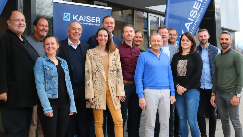 Mitarbeiter der Kaiser Versicherung mit asut computer Geschäftsführer Siegfried Arztmann bei der gemeinsamen IT-Partnerschaft