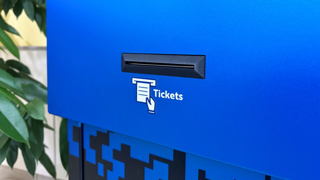 Ticketausgabe eines Ticket- und Parkautomaten von asut computer.