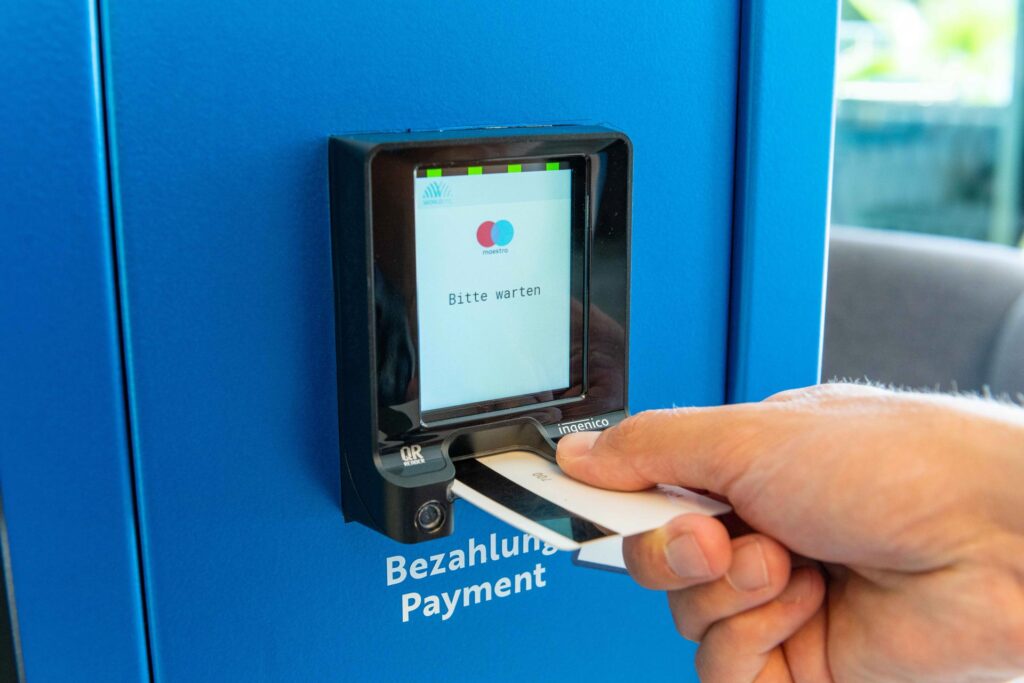 Hotelgast führt eine sichere Kartenzahlung am Check-InGo-Automat durch.