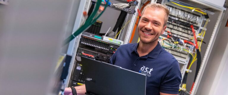 asut computer Techniker in Kärnten beim Arbeiten im Serverraum