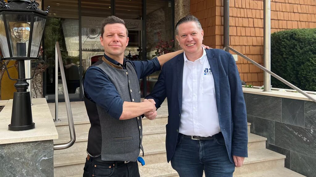 Kolmhof-Betreiber Achim Lienert (li) mit asut-Vertriebsleiter Oliver Kremmer © asut