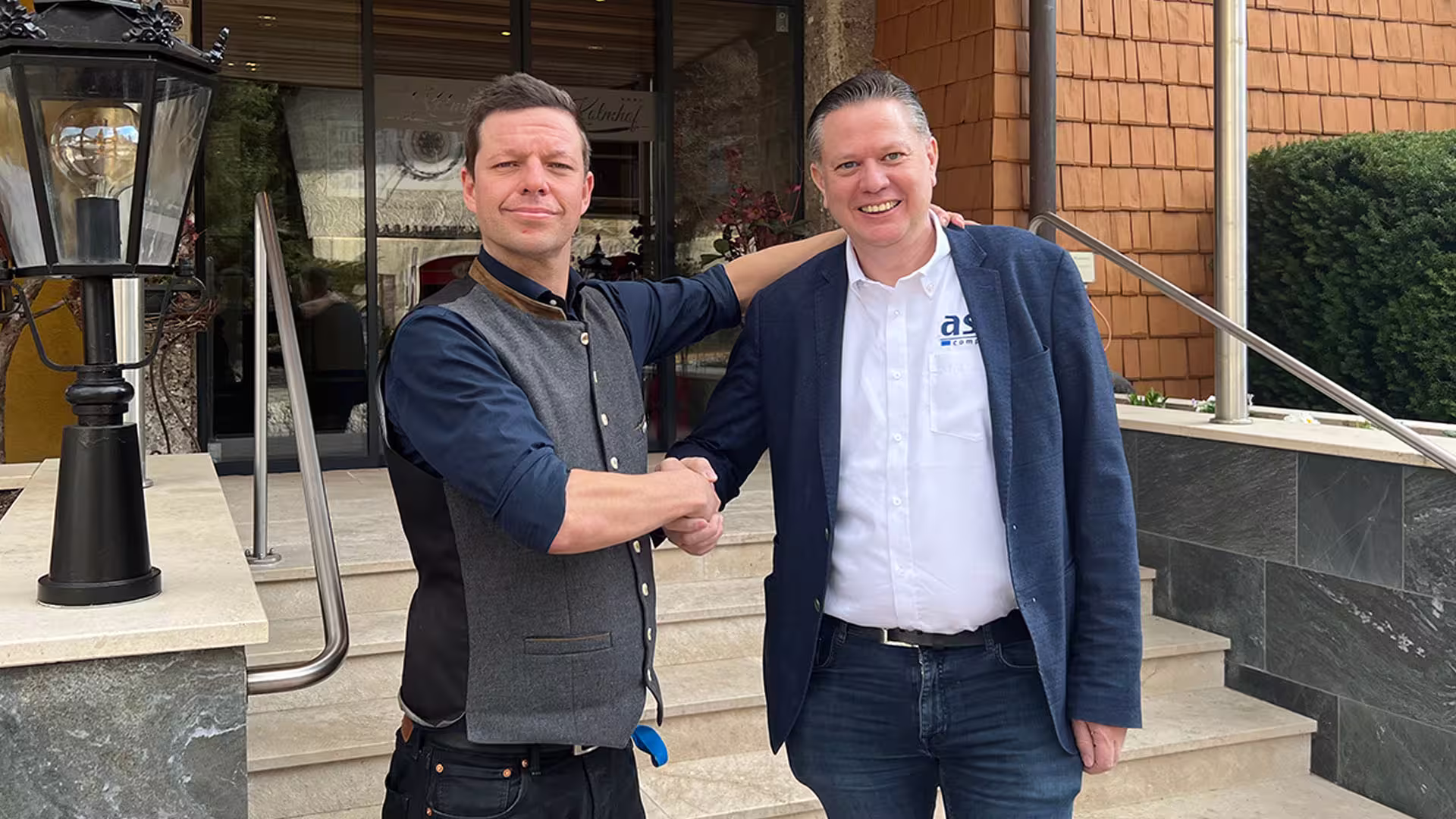 Kolmhof-Betreiber Achim Lienert (li) mit asut-Vertriebsleiter Oliver Kremmer © asut