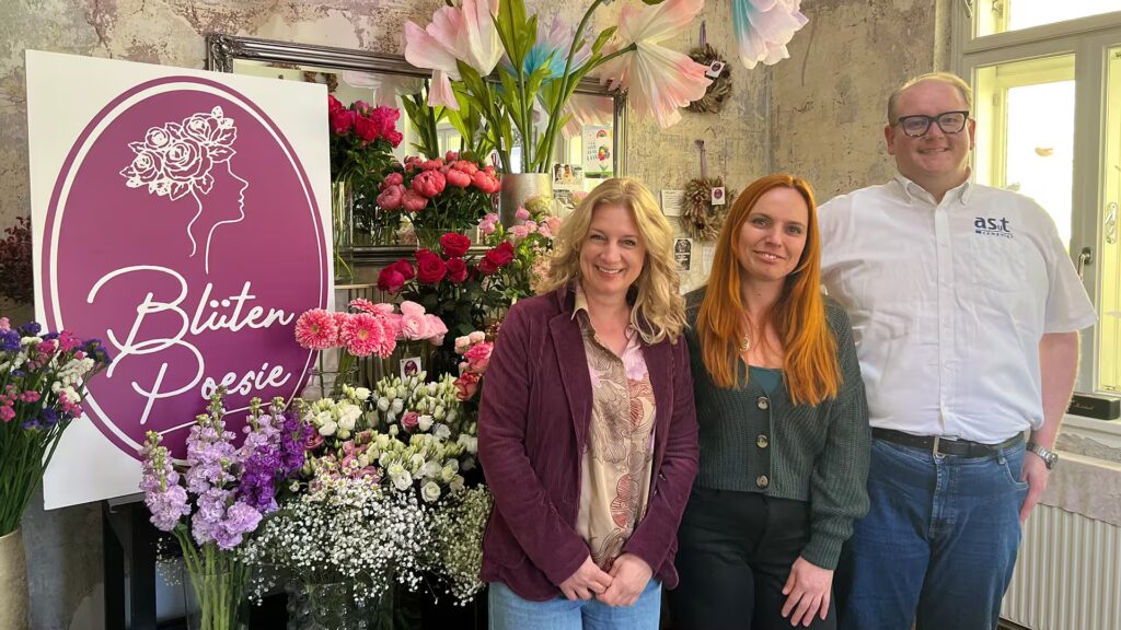 Die Floristinnen sind begeistert von Kassenlösung: Petra Lammegger und Julia Steinwender von Blütenpoesie mit Peter Ranner (v.li) von asut computer im Geschäft in Villach