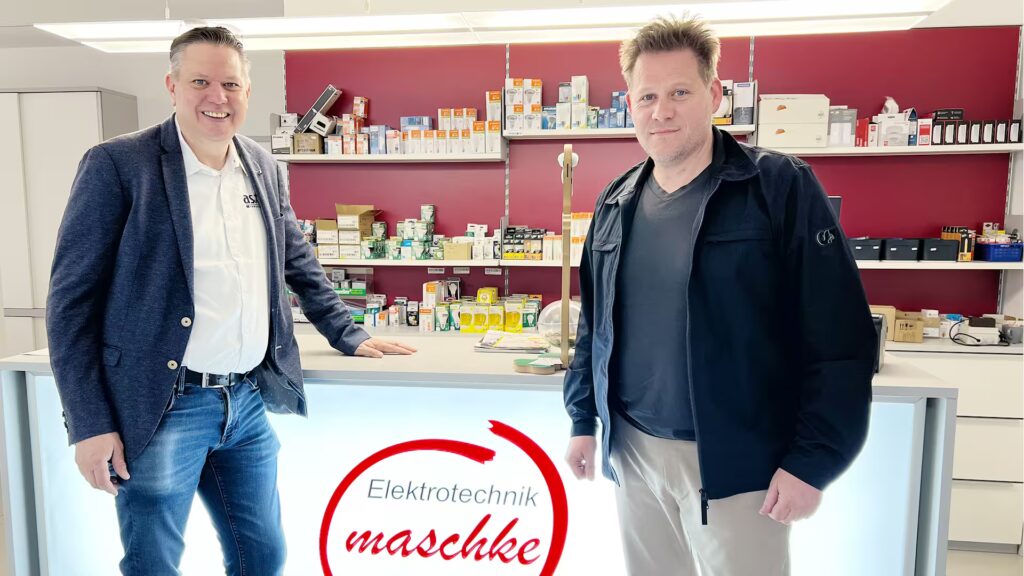 Neue Lösung nach IT-Ausfall: asut-Vertriebsleiter Oliver Kremmer mit Geschäftsführer DI (FH) Kurt Maschke © asut