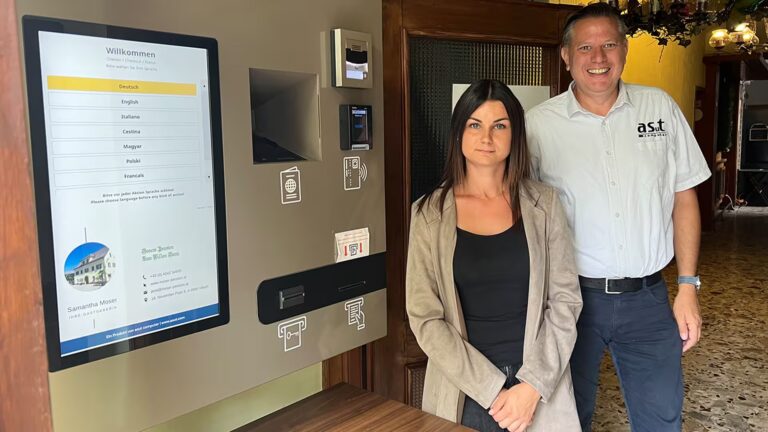 Check-InGo unterstützt im Familienbetrieb: Pensionsinhaberin Samantha Moser und asut-Kundenbetreuer Oliver Kremmer vor dem Self-Check-in-Automaten in der Pension Moser in Maria Gail