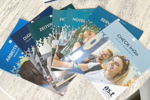 Produktbroschüren von asut computer für Digitalisierung, Zeiterfassung, Hotelsoftware und Self-Check-InGo